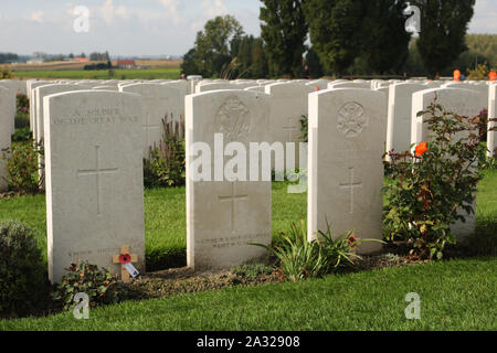 Zonnebeke, Belgien, 09/10/2017. Tyne Cot Friedhof, der größten Commonwealth War Cemetery in der Welt in Bezug auf Bestattungen. Die Tyne Cot Memorial jetzt b Stockfoto