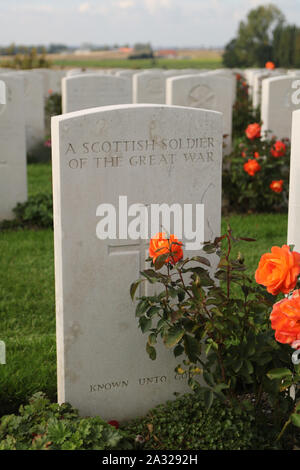 Zonnebeke, Belgien, 09/10/2017. Tyne Cot Friedhof, der größten Commonwealth War Cemetery in der Welt in Bezug auf Bestattungen. Die Tyne Cot Memorial jetzt b Stockfoto