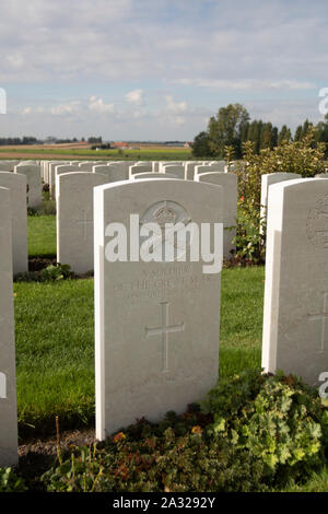 Zonnebeke, Belgien, 09/10/2017. Tyne Cot Friedhof, der größten Commonwealth War Cemetery in der Welt in Bezug auf Bestattungen. Die Tyne Cot Memorial jetzt b Stockfoto