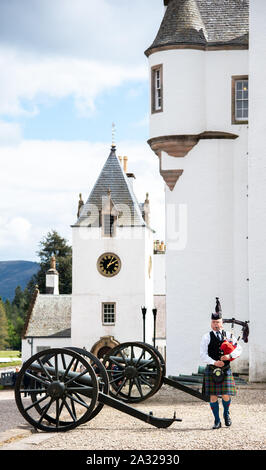 Traditionell Schotte mit Dudelsack an Blair Castle, dem Stammsitz der Herzöge und Grafen von Atholl gekleidet. Die Burg ist 740 Jahre alt. Stockfoto