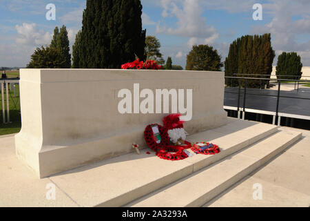 Zonnebeke, Belgien, 09/10/2017. Tyne Cot Friedhof, der größten Commonwealth War Cemetery in der Welt in Bezug auf Bestattungen. Die Tyne Cot Memorial jetzt b Stockfoto