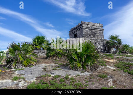 Blick auf die Ruinen von Tulum Yucatan in der Karibik an einem sonnigen Tag. Mexiko Stockfoto