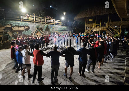 Bürger, Touristen und Tsou Teilnehmer tanzen die ganze Nacht während der tsou Mayasvi Festival im Dorf Tefuye in der alishan Berge, Chiayi, Taiwan, Asien Stockfoto