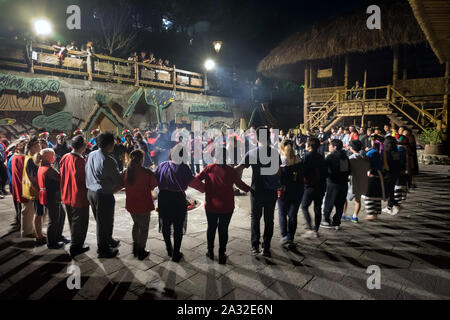 Bürger, Touristen und Tsou Teilnehmer tanzen die ganze Nacht während der tsou Mayasvi Festival im Dorf Tefuye in der alishan Berge, Chiayi, Taiwan, Asien Stockfoto