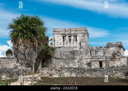 Blick auf die Ruinen von Tulum Yucatan in der Karibik an einem sonnigen Tag. Mexiko Stockfoto