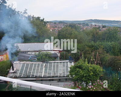 Urban UK Kleingärten mit Stadt Hintergrund auf Herbst morgen mit mit rauchenden Schornstein Schuppen (walkley Bank Zuteilungen, Sheffield) Stockfoto