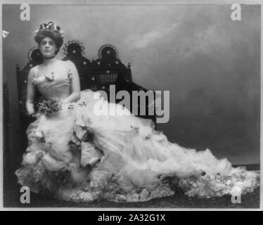 Ethel Barrymore, 1879-1959, in voller Länge Porträt, Sitzen, Tragen langes Kleid, Blumenstrauß in den Händen, mit leicht nach links Stockfoto
