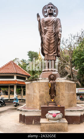 Si Racha, Thailand - März 16, 2019: Riesige Bronzestatue mit kleine Kopie vor der erleuchteten, mitleidsvollen Bodhisattvas auf Ko Loi Insel steht auf Stockfoto