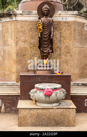 Si Racha, Thailand - März 16, 2019: Nahaufnahme von kleinen Bronzestatue des aufgeklärten, mitfühlende Bodhisattva mit Halo auf Ko Loi Island steht in her Stockfoto