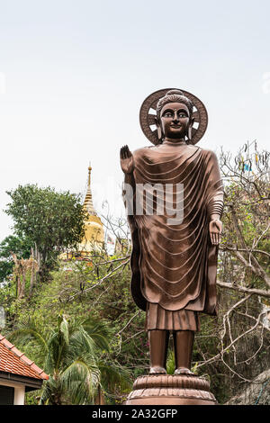 Si Racha, Thailand - März 16, 2019: Nahaufnahme von riesigen Bronzestatue des aufgeklärten, mitfühlende Bodhisattva mit Halo auf Ko Loi Insel unter Silber Stockfoto