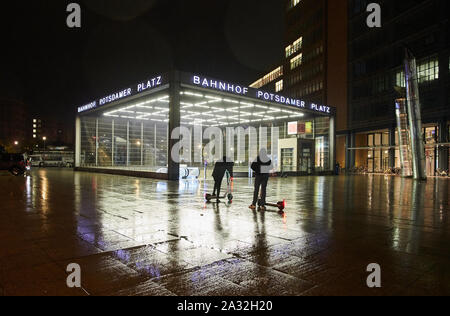 Berlin, Deutschland. 04 Okt, 2019. Zwei Jugendliche auf e-Scooter stehen vor der Bahnhof Potsdamer Platz. Quelle: Annette Riedl/dpa/Alamy leben Nachrichten Stockfoto