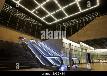 Berlin, Deutschland. 04 Okt, 2019. Die Rolltreppe im Bahnhof Potsdamer Platz leuchtet auch in der Nacht. (Lange Belichtung) Credit: Annette Riedl/dpa/Alamy leben Nachrichten Stockfoto