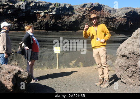 Innere des Kraters der Auvergne Vulkan Lemptegy offen für Tourismus mit Führung Stockfoto