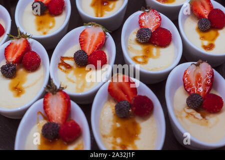 Strawberry Dessert in eine ovale Schale Stockfoto