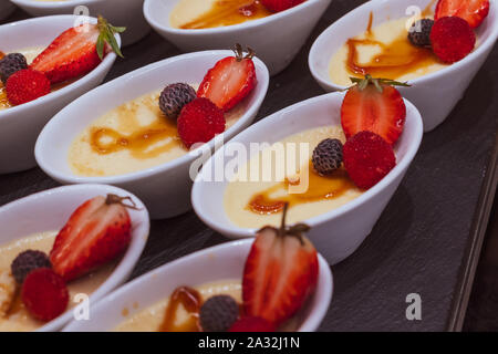 Strawberry Dessert in eine ovale Schale Stockfoto