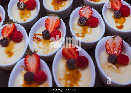 Strawberry Dessert in eine ovale Schale Stockfoto