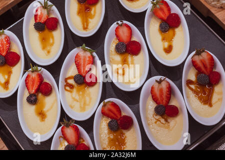 Strawberry Dessert in eine ovale Schale Stockfoto
