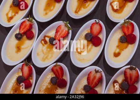 Strawberry Dessert in eine ovale Schale Stockfoto
