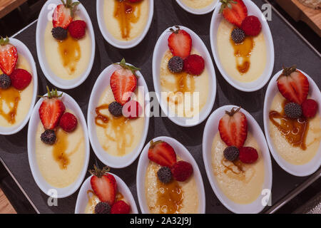 Strawberry Dessert in eine ovale Schale Stockfoto