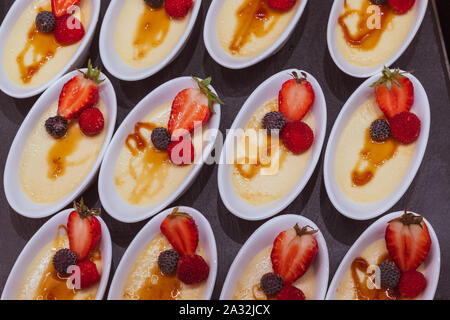 Strawberry Dessert in eine ovale Schale Stockfoto