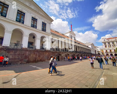 Quito, Ecuador, 29. September 2019: Plaza Grande oder die Plaza de la Independencia ist der Hauptplatz im historischen Zentrum von Quito, Ecuador. Stockfoto