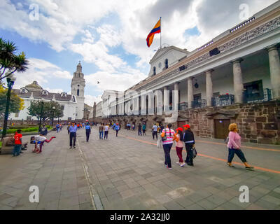 Quito, Ecuador, 29. September 2019: Plaza Grande oder die Plaza de la Independencia ist der Hauptplatz im historischen Zentrum von Quito, Ecuador. Stockfoto