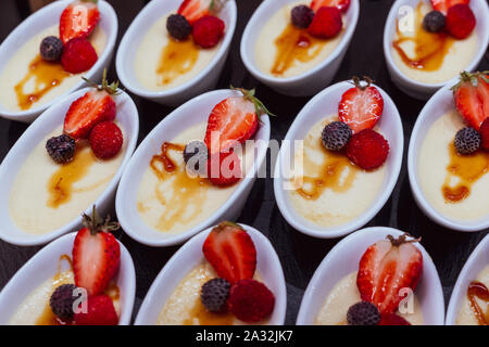 Strawberry Dessert in eine ovale Schale Stockfoto
