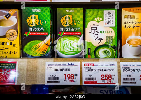 Schachteln mit Instant-Matcha-Pulver und Matcha-Latte-Getränken stehen in einem Regal in einem Supermarkt in Nishiizu-Cho, Präfektur Shizuoka, Japan, darunter Produkte von Nestlé und dem Kyototer Teehaus Tsujiri, die jeweils mit einem Preisschild versehen sind. Stockfoto