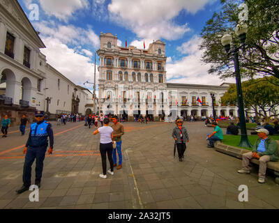 Quito, Ecuador, 29. September 2019: Plaza Grande oder die Plaza de la Independencia ist der Hauptplatz im historischen Zentrum von Quito, Ecuador. Stockfoto