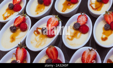 Strawberry Dessert in eine ovale Schale Stockfoto