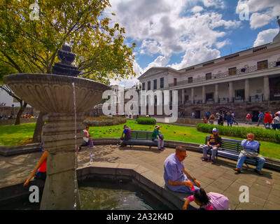 Quito, Ecuador, 29. September 2019: Plaza Grande oder die Plaza de la Independencia ist der Hauptplatz im historischen Zentrum von Quito, Ecuador. Stockfoto
