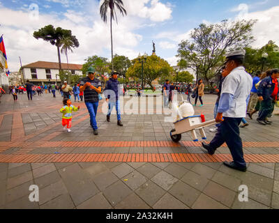 Quito, Ecuador, 29. September 2019: Plaza Grande oder die Plaza de la Independencia ist der Hauptplatz im historischen Zentrum von Quito, Ecuador. Stockfoto