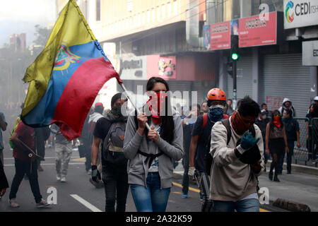 Quito, Ecuador. 04 Okt, 2019. Demonstranten nehmen an einem zweiten Protest gegen die Preiserhöhungen. Es war ein Aufruhr. Durch den Wegfall von Subventionen, die Benzinpreise sind um 25 Prozent und die Dieselpreise um 100 Prozent gestiegen. Die Maßnahme ist Teil der strukturellen Reformen, die die Regierung unternommen hat, um im Gegenzug für ein Darlehen $ 4,2 Milliarden Euro vom Internationalen Währungsfonds (IWF) zu implementieren. Die Regierung den Notstand im Hinblick auf die Ausschreitungen bei Protesten erklärt. Credit: Juan Diego Montenegro/dpa/Alamy leben Nachrichten Stockfoto