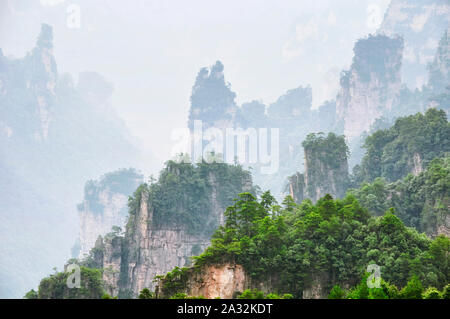 Die Landschaft und die ungewöhnlichen Felsformationen der Niagara-on-the-Lake Forest Park in der Provinz Hunan in China. Stockfoto