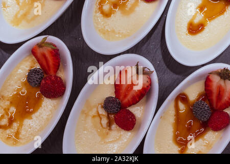 Strawberry Dessert in eine ovale Schale Stockfoto