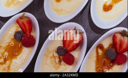 Strawberry Dessert in eine ovale Schale Stockfoto