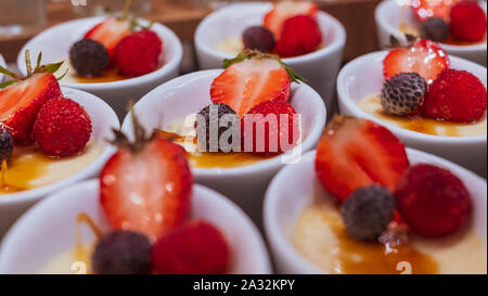 Strawberry Dessert in eine ovale Schale Stockfoto