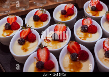 Strawberry Dessert in eine ovale Schale Stockfoto