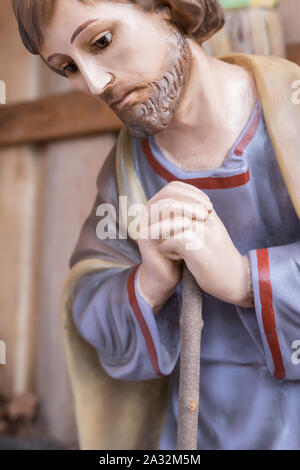 St. Joseph hölzerne Statue in einem traditionellen italienischen Weihnachtskrippe. Close Up. Stockfoto