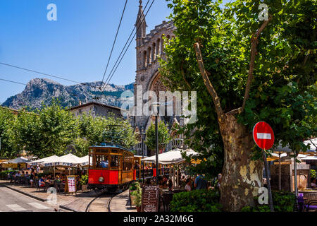 Soller, Mallorca, Spanien, Juli 2015 Classic, heritage Holz Straßenbahn in Soller und Village Port de Soller, St. Bartholomäus Kirche im Hintergrund Stockfoto