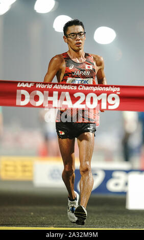 Doha, Katar. 05 Okt, 2019. Athletik, Weltmeisterschaft, Wm, Corniche IAAF: 20 km Walking: toshikazu Yamanashi aus Japan geht zum Sieg. Quelle: Michael Kappeler/dpa/Alamy leben Nachrichten Stockfoto