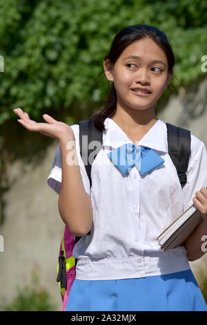 Eine unentschlossene Jugendliche asiatische Person Stockfoto
