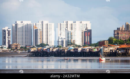 Gegensatz zwischen Armen und Reichen Nachbarschaft, die Ungleichheit zwischen Favelas und Luxus. Stockfoto