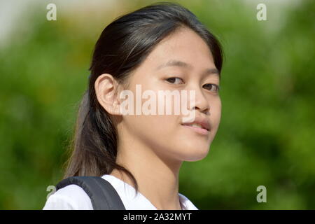 Eine junge Filipina Mädchen Schüler im Freien Stockfoto