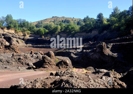 Innere des Kraters der Auvergne Vulkan Lemptegy offen für Tourismus mit Führung Stockfoto