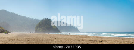 Panorama auf den Strand und die felsigen Klippen der Küste von Oregon in der Nähe von Lincoln City. Stockfoto