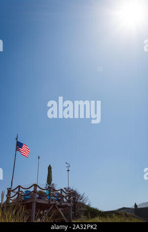 Schuß von der Strandpromenade mit nach Hause eine amerikanische Flagge auf der Oregon Küste in der Nähe von Lincoln City. Stockfoto