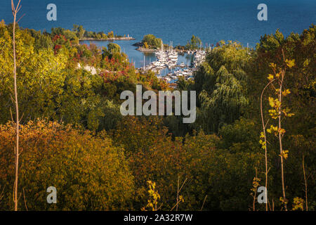 Die Yachten in die Marina am Lake Ontario gesehen von oben an der Bluffer's Point, Scarborough, Ontario, Kanada Stockfoto