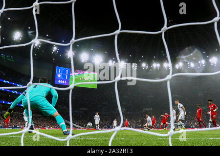 Robert Lewandowski von Bayern München Kerben seine Seiten zweites Ziel, indem Sie 2-1 voraus - Tottenham Hotspur v Bayern München, UEFA Champions League - Stockfoto