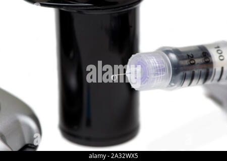 Nahaufnahme von Insulin pen Nadel droplet mit Teststreifen container. Stockfoto